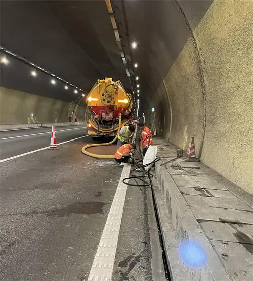 阳明隧道排水渠清淤